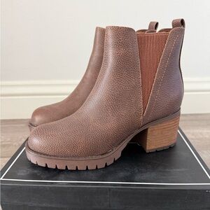 NIB MIA Jody Luggage Chelsea boots